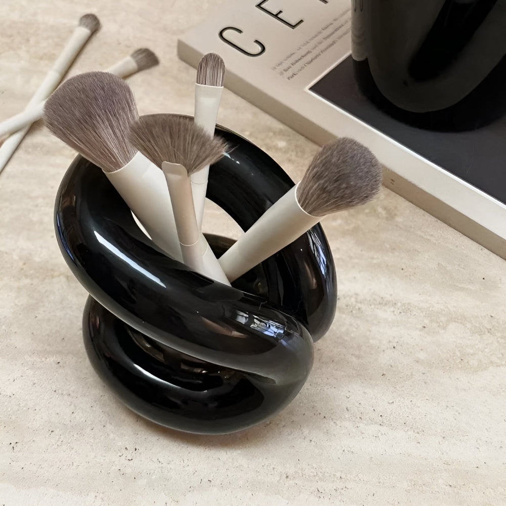 Nordic Knot Ceramic Holder — size and scale reference
