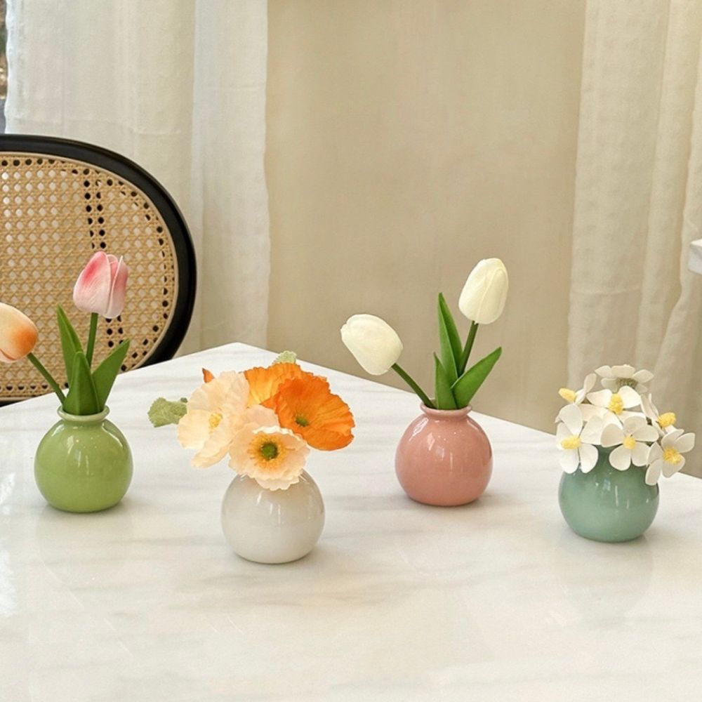 Puffy Pout Vase — lifestyle shot
